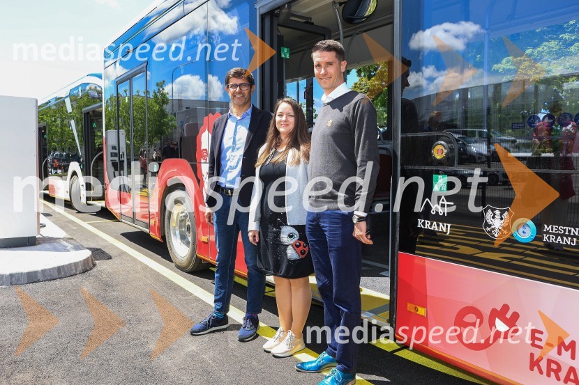  Matjaž Rakovec, župan Mestne občine Kranj;  Manja Zorko, podžupanja, Mestna občina Kranj;  Janez Černe, podžupan Mestne občine KranjV Kranju prevzeli prve štiri avtobuse na električni pogon