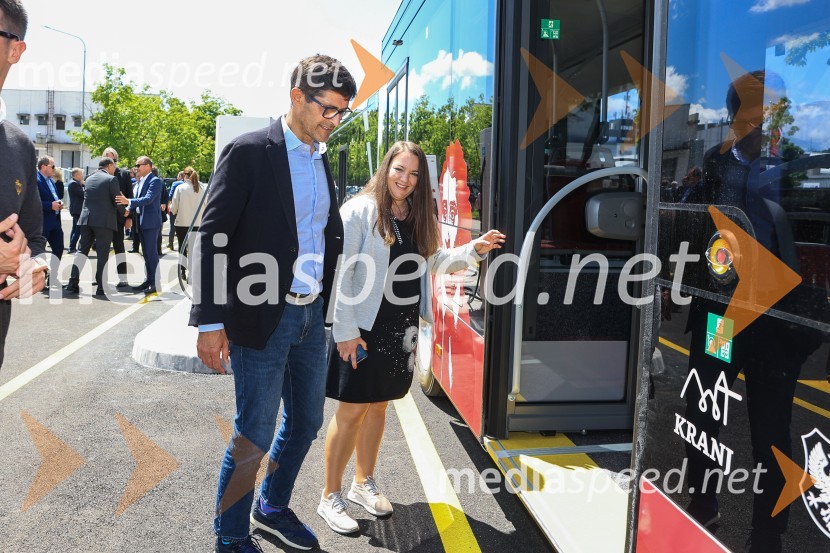  Matjaž Rakovec, župan Mestne občine Kranj;  Manja Zorko, podžupanja, Mestna občina KranjV Kranju prevzeli prve štiri avtobuse na električni pogon