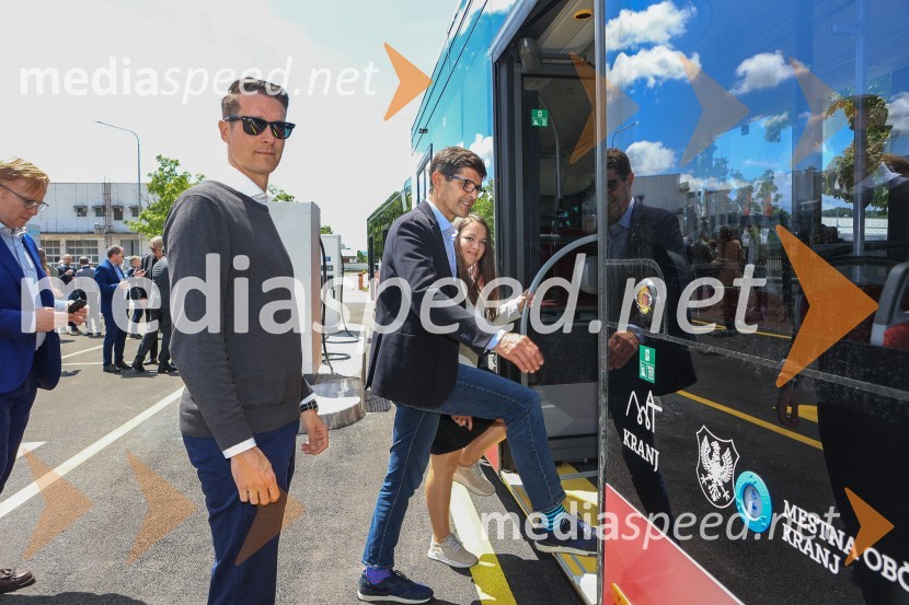  Janez Černe, podžupan Mestne občine Kranj;  Matjaž Rakovec, župan Mestne občine KranjV Kranju prevzeli prve štiri avtobuse na električni pogon