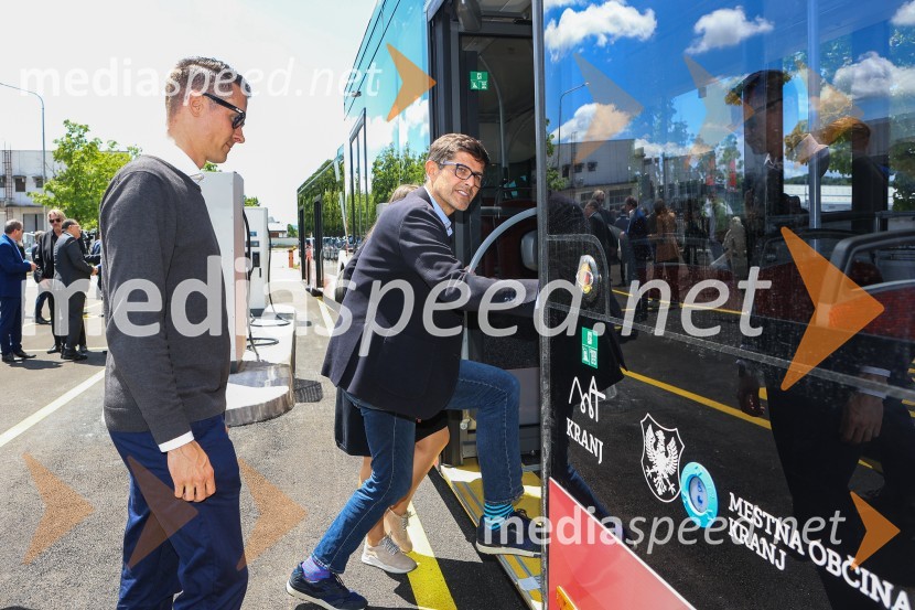  Janez Černe, podžupan Mestne občine Kranj;  Matjaž Rakovec, župan Mestne občine KranjV Kranju prevzeli prve štiri avtobuse na električni pogon