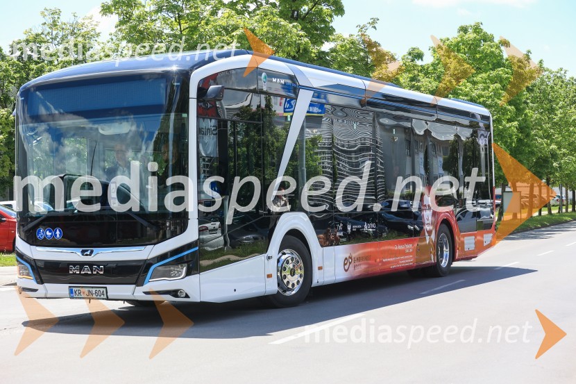 V Kranju prevzeli prve štiri avtobuse na električni pogon
