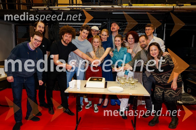  Goran  Krmac, glasbenik;  ... ;  Janez Dovč, glasbenik;  Matej Zemljič, igralec;  Metod Banko, pevec, kitarist, Momento Cigano;  Laura Krajnc, igralka;  Katja Konvalinka, operna pevka;  Robi Pikl, glasbenik;  Simona Kočar, plesalka;  ... ;  ... ;  Tomaž Zevnik, klarinet, glasbena zasedba Gugutke;  Zvezdana Novaković , pevka, harfistka, igralka, performerkaKresna noč, premiera družinskega muzikala v Cankarjevem domu