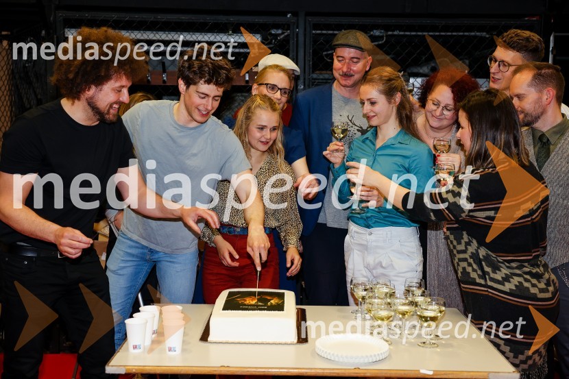  Janez Dovč, glasbenik;  Matej Zemljič, igralec;  Katja Konvalinka, operna pevka;  Laura Krajnc, igralka;  Robi Pikl, glasbenik;  Simona Kočar, plesalka;  ... ;  Zvezdana Novaković , pevka, harfistka, igralka, performerka;  Tomaž Zevnik, klarinet, glasbena zasedba Gugutke;  Jaro Ješe, scenografKresna noč, premiera družinskega muzikala v Cankarjevem domu