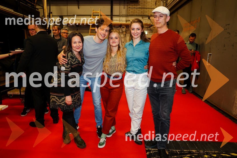  Zvezdana Novaković , pevka, harfistka, igralka, performerka;  Matej Zemljič, igralec;  Laura Krajnc, igralka;  Simona Kočar, plesalka;  Metod Banko, pevec, kitarist, Momento CiganoKresna noč, premiera družinskega muzikala v Cankarjevem domu