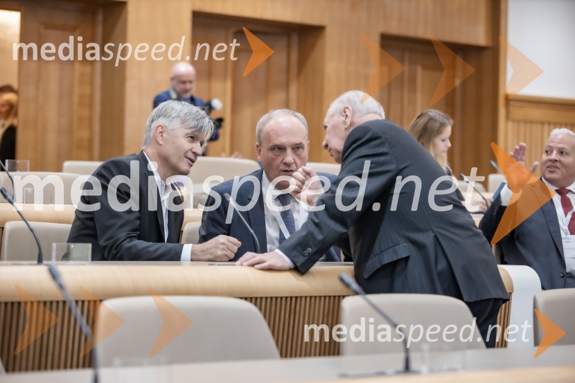  ... ;  ... ;  Boris Cizelj, predsednik Društva za ekonomijo znanja in profesor na DOBA in Alma Mater Europaea fakultetiMednarodni PACE dogodek v soorganizaciji Združenja za zakonito lobiranje