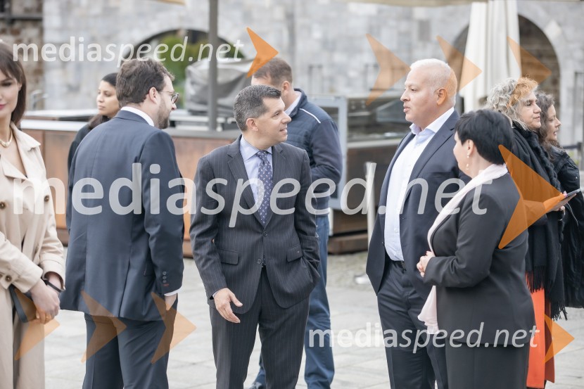  Vaclav Nekvapil, predsednik češkega združenja lobistov APA;  Fred Turner;  Victor  Hugo, predsednik SIGILO in ustanovitelj SUDZ;  ... Sprejem na Ljubljanskem gradu pri podžupanu Dejanu Crneku v okviru mednarodnega PACE dogodka