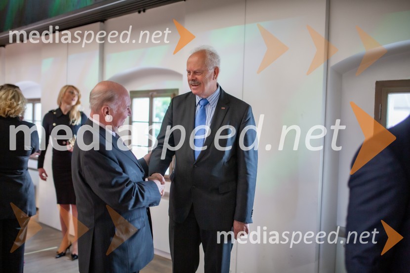  Boris Cizelj, predsednik Društva za ekonomijo znanja in profesor na DOBA in Alma Mater Europaea fakulteti;  ... Sprejem na Ljubljanskem gradu pri podžupanu Dejanu Crneku v okviru mednarodnega PACE dogodka