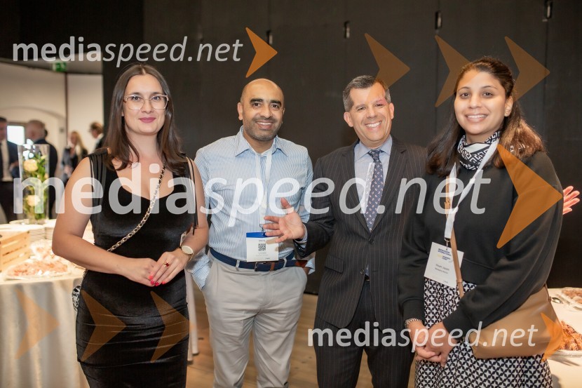  Hermina Steržaj, odgovorna za organizacijo, MCPA SI;  Abdul Waheed Patel, direktor lobističnega podjetja Ethicore;  Fred Turner;  ... Sprejem na Ljubljanskem gradu pri podžupanu Dejanu Crneku v okviru mednarodnega PACE dogodka