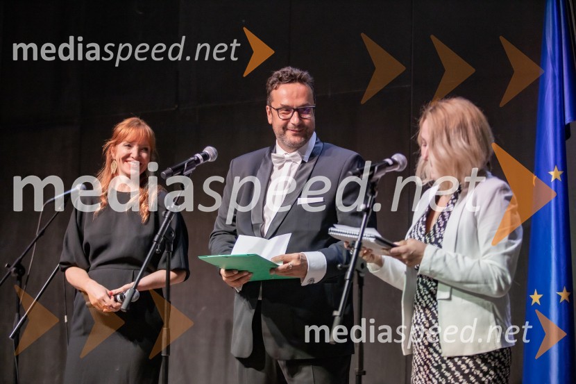  Mojca Mavec, voditeljica;  Mihael Cigler, mednarodni registrirani lobist in predsednik združenja lobistov, direktor mednarodnega podjetja MC Public Affairs v Londonu;  ... Sprejem na Ljubljanskem gradu pri podžupanu Dejanu Crneku v okviru mednarodnega PACE dogodka