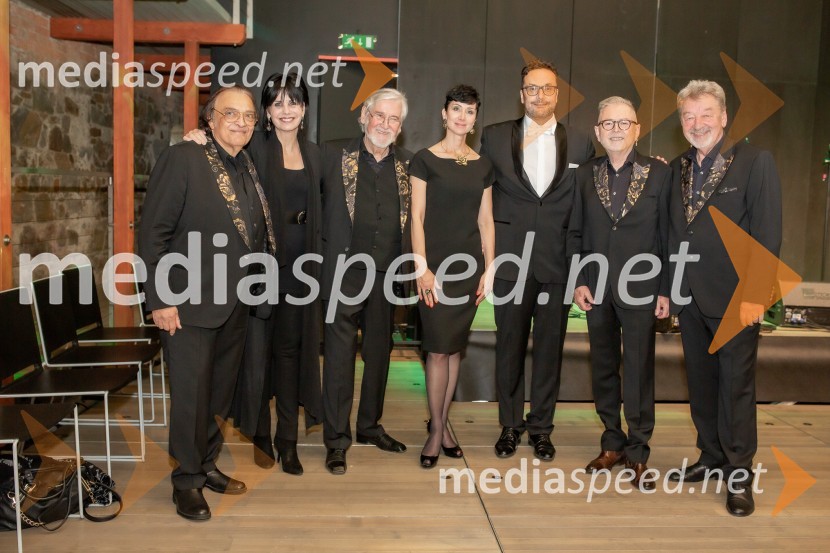  Oto Pestner, pevec;  ... ;  Dare Hering, glasbenik;  dr. Jerca  Legan, antropologinja, strokovna svetovalka za strateško komuniciranje;  Mihael Cigler, mednarodni registrirani lobist in predsednik združenja lobistov, direktor mednarodnega podjetja MC Public Affairs v Londonu;  Tomaž Kozlevčar, vokalist;  Marjan Petan, glasbenikSprejem na Ljubljanskem gradu pri podžupanu Dejanu Crneku v okviru mednarodnega PACE dogodka