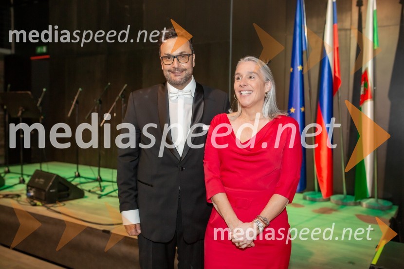  Mihael Cigler, mednarodni registrirani lobist in predsednik združenja lobistov, direktor mednarodnega podjetja MC Public Affairs v Londonu;  Maria Rosa Rotondo, predsednica, PACESprejem na Ljubljanskem gradu pri podžupanu Dejanu Crneku v okviru mednarodnega PACE dogodka