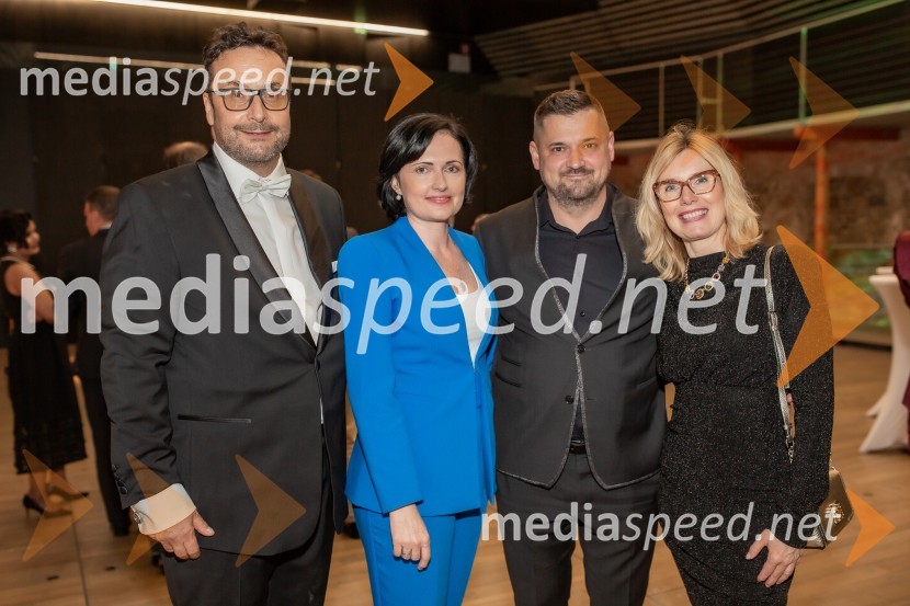  Mihael Cigler, mednarodni registrirani lobist in predsednik združenja lobistov, direktor mednarodnega podjetja MC Public Affairs v Londonu;  ... ;  ... ;  ... Sprejem na Ljubljanskem gradu pri podžupanu Dejanu Crneku v okviru mednarodnega PACE dogodka