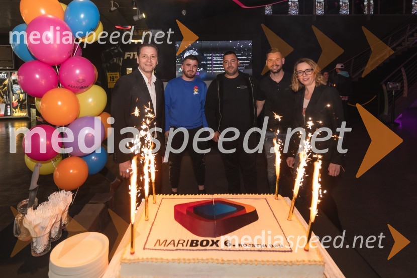  Stipe Jerić, direktor Maribox;  ... ;  ... ;  ... ;  Ksenija Arzenšek, pomočnica direktorja MARIBOX6. obletnica Mariboxa s premiero filma Hitri in drzni X