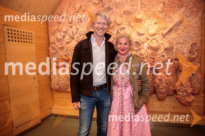  Urban Stojan Roš;  Ana Roš Stojan, kuharska mojstrica in najboljša chefinja na svetu po izboru akademije The World's 50 Best Restaurants ter direktorica Hiše FrankoAna Roš Stojan v skednju Škrabčeve domačije