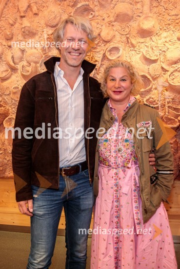  Urban Stojan Roš;  Ana Roš Stojan, kuharska mojstrica in najboljša chefinja na svetu po izboru akademije The World's 50 Best Restaurants ter direktorica Hiše FrankoAna Roš Stojan v skednju Škrabčeve domačije