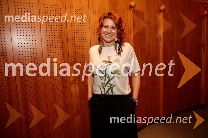  Marjana Grčman, voditeljicaAna Roš Stojan v skednju Škrabčeve domačije