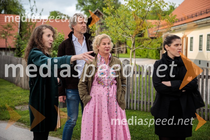  Polona Lovšin, vodja komunikacij, Riko d.o.o.;  Urban Stojan Roš;  Ana Roš Stojan, kuharska mojstrica in najboljša chefinja na svetu po izboru akademije The World's 50 Best Restaurants ter direktorica Hiše Franko;  ... Ana Roš Stojan v skednju Škrabčeve domačije