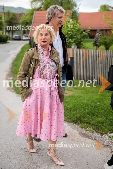  Ana Roš Stojan, kuharska mojstrica in najboljša chefinja na svetu po izboru akademije The World's 50 Best Restaurants ter direktorica Hiše Franko;  Urban Stojan RošAna Roš Stojan v skednju Škrabčeve domačije