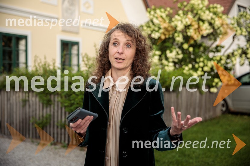  Polona Lovšin, vodja komunikacij, Riko d.o.o.Ana Roš Stojan v skednju Škrabčeve domačije