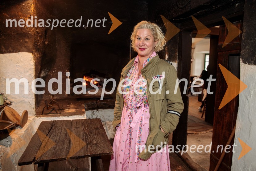  Ana Roš Stojan, kuharska mojstrica in najboljša chefinja na svetu po izboru akademije The World's 50 Best Restaurants ter direktorica Hiše FrankoAna Roš Stojan v skednju Škrabčeve domačije