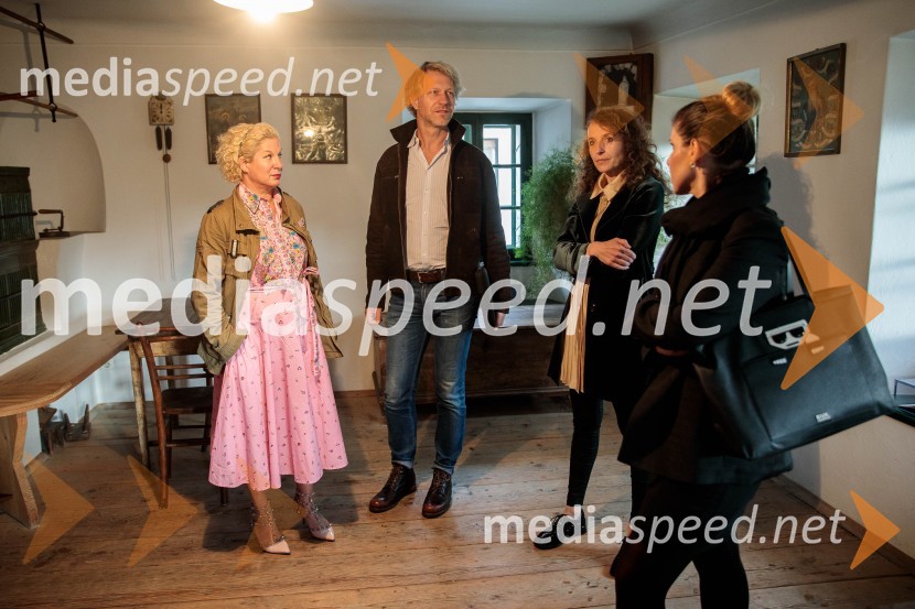  Ana Roš Stojan, kuharska mojstrica in najboljša chefinja na svetu po izboru akademije The World's 50 Best Restaurants ter direktorica Hiše Franko;  Urban Stojan Roš;  Polona Lovšin, vodja komunikacij, Riko d.o.o.;  ... Ana Roš Stojan v skednju Škrabčeve domačije