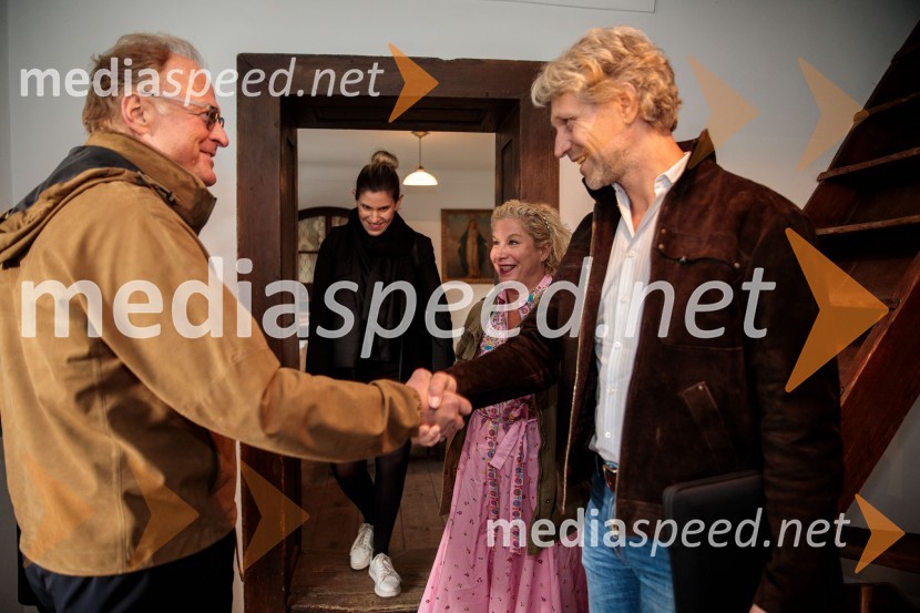  Janez  Škrabec, direktor Riko d.o.o.;  Urban Stojan RošAna Roš Stojan v skednju Škrabčeve domačije