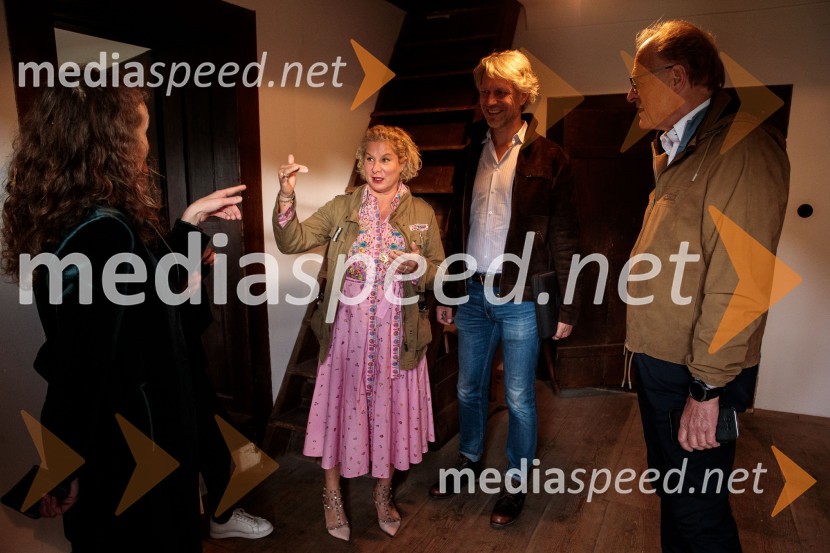  Ana Roš Stojan, kuharska mojstrica in najboljša chefinja na svetu po izboru akademije The World's 50 Best Restaurants ter direktorica Hiše Franko;  Urban Stojan Roš;  Janez  Škrabec, direktor Riko d.o.o.Ana Roš Stojan v skednju Škrabčeve domačije