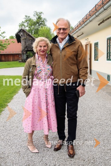  Ana Roš Stojan, kuharska mojstrica in najboljša chefinja na svetu po izboru akademije The World's 50 Best Restaurants ter direktorica Hiše Franko;  Janez  Škrabec, direktor Riko d.o.o.Ana Roš Stojan v skednju Škrabčeve domačije