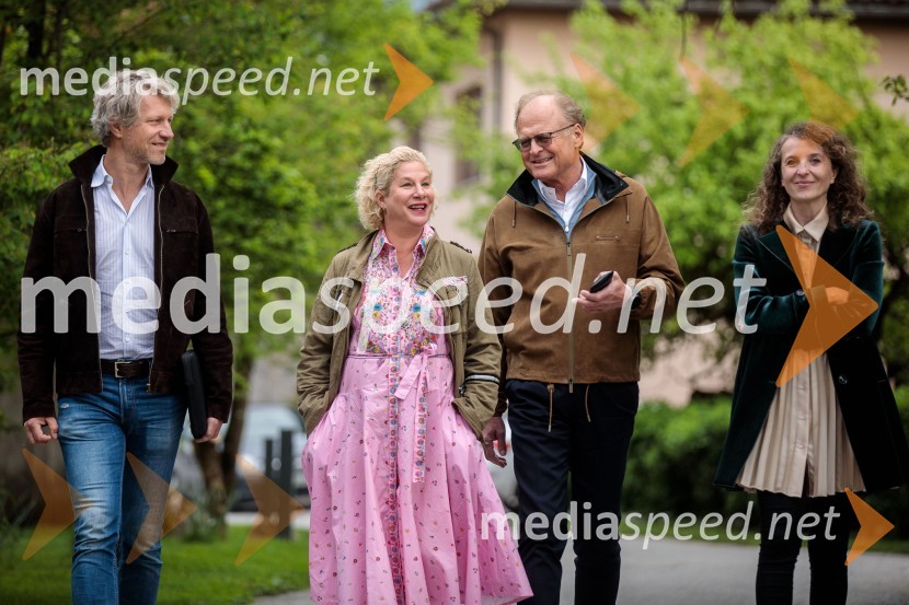  Urban Stojan Roš;  Ana Roš Stojan, kuharska mojstrica in najboljša chefinja na svetu po izboru akademije The World's 50 Best Restaurants ter direktorica Hiše Franko;  Janez  Škrabec, direktor Riko d.o.o.;  Polona Lovšin, vodja komunikacij, Riko d.o.o.Ana Roš Stojan v skednju Škrabčeve domačije