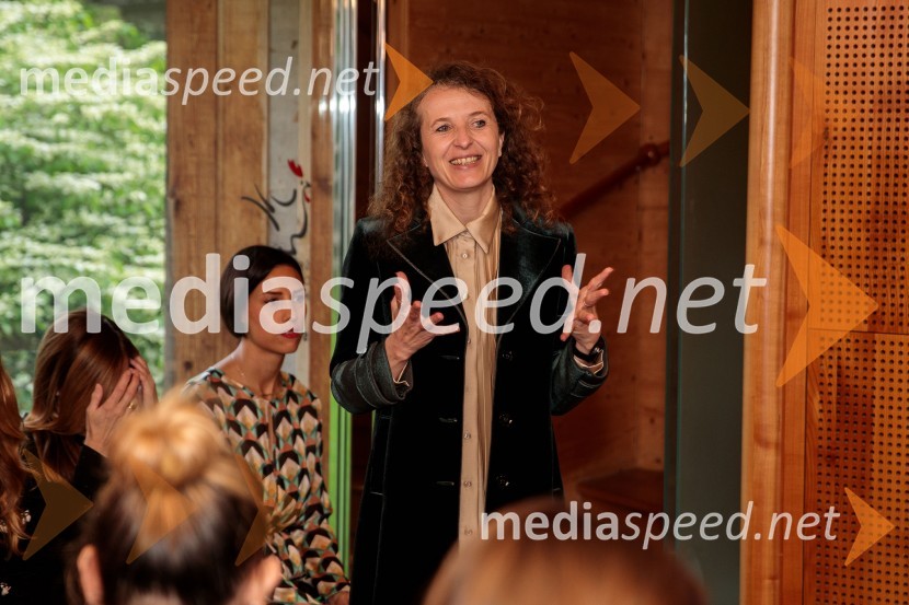  Polona Lovšin, vodja komunikacij, Riko d.o.o.Ana Roš Stojan v skednju Škrabčeve domačije