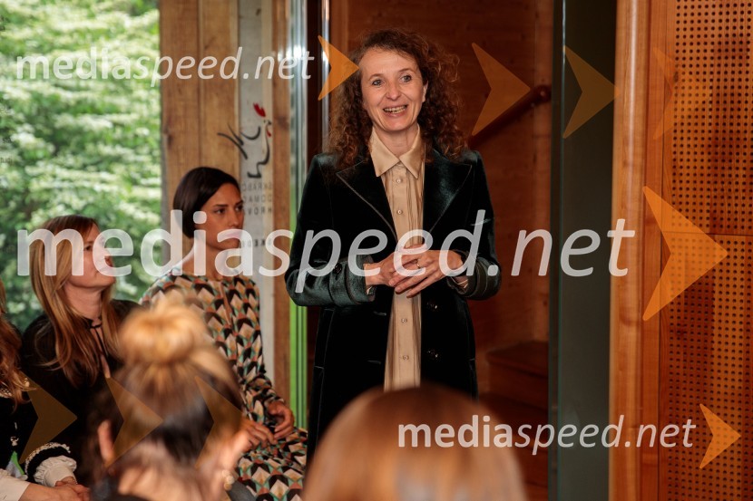  Polona Lovšin, vodja komunikacij, Riko d.o.o.Ana Roš Stojan v skednju Škrabčeve domačije