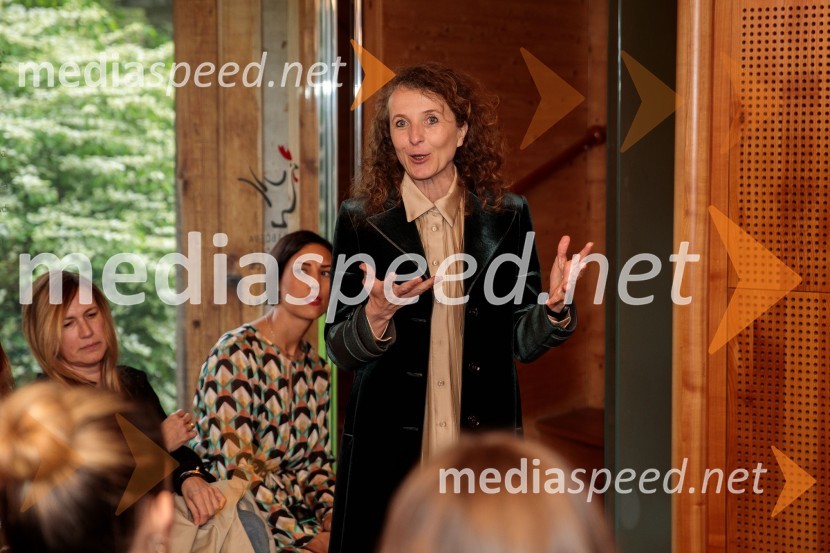  Polona Lovšin, vodja komunikacij, Riko d.o.o.Ana Roš Stojan v skednju Škrabčeve domačije