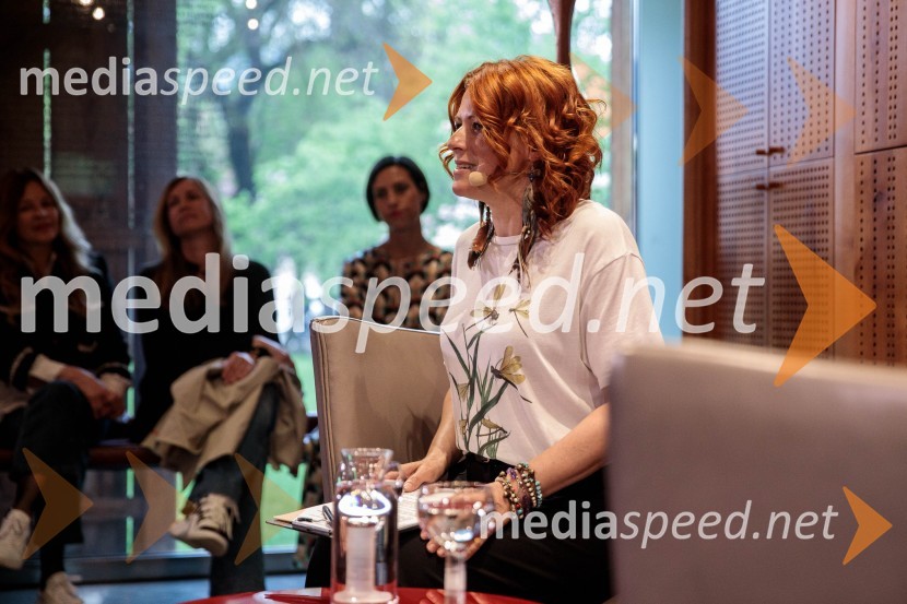  Marjana Grčman, voditeljicaAna Roš Stojan v skednju Škrabčeve domačije