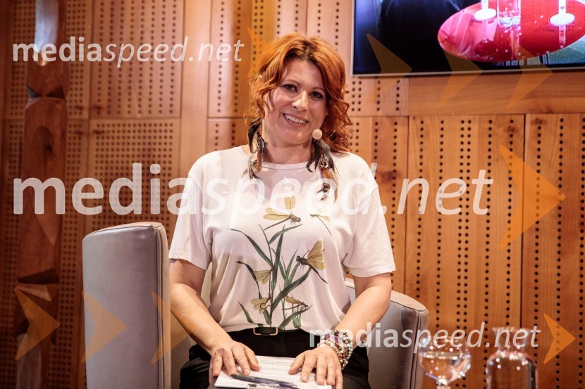  Marjana Grčman, voditeljicaAna Roš Stojan v skednju Škrabčeve domačije