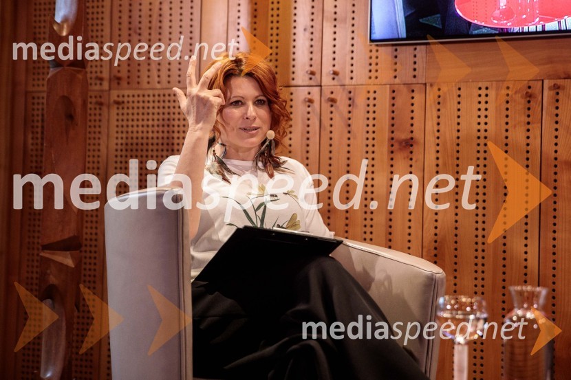  Marjana Grčman, voditeljicaAna Roš Stojan v skednju Škrabčeve domačije