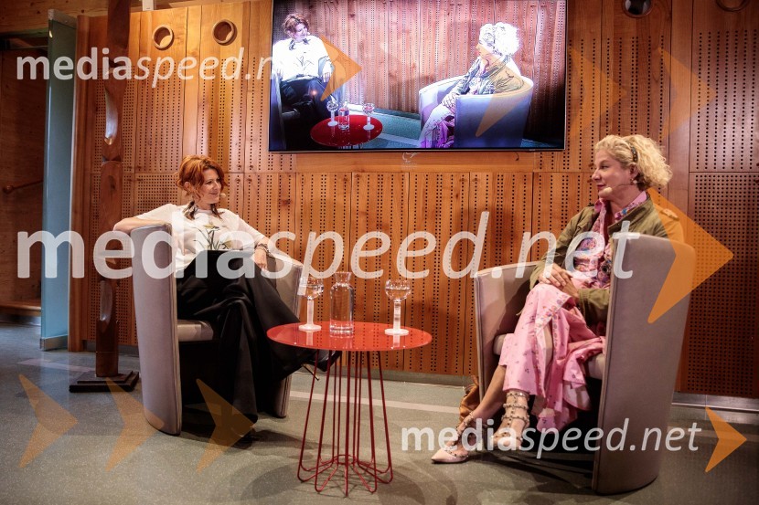  Marjana Grčman, voditeljica;  Ana Roš Stojan, kuharska mojstrica in najboljša chefinja na svetu po izboru akademije The World's 50 Best Restaurants ter direktorica Hiše FrankoAna Roš Stojan v skednju Škrabčeve domačije