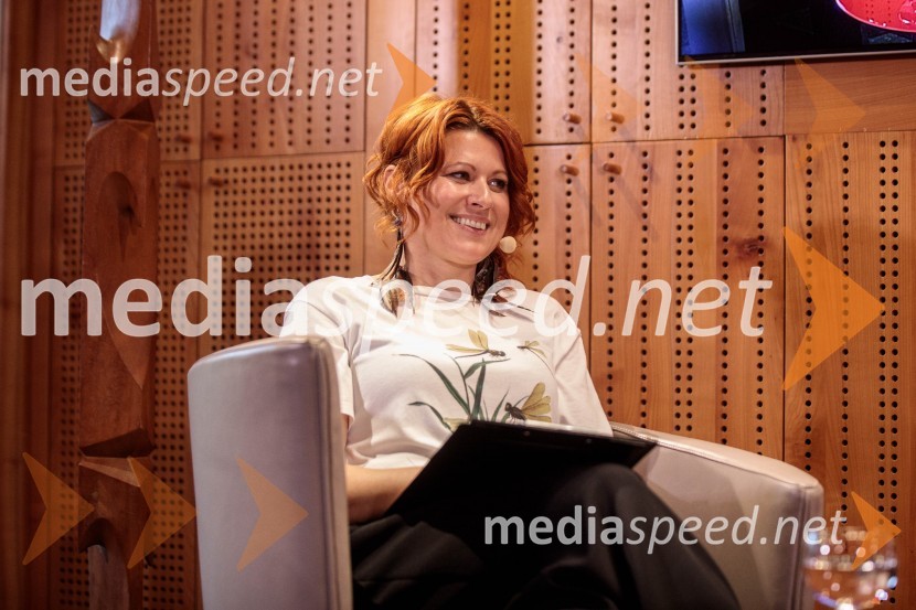  Marjana Grčman, voditeljicaAna Roš Stojan v skednju Škrabčeve domačije