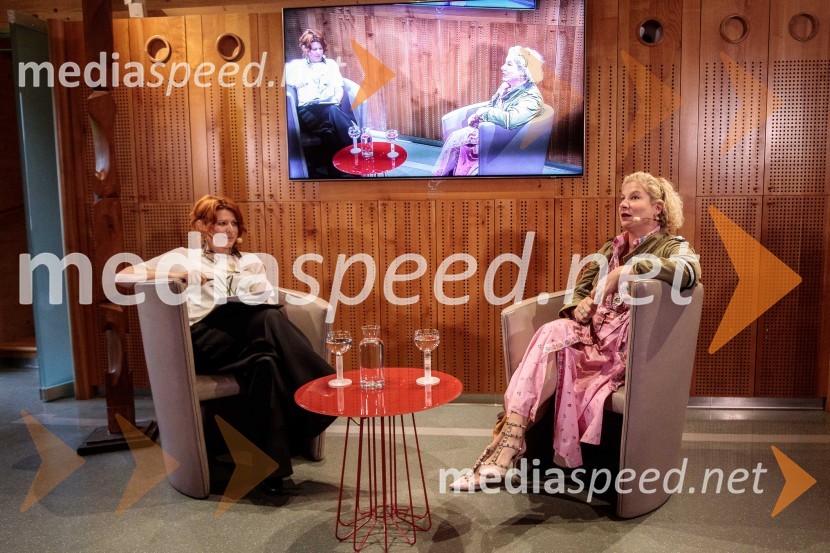  Marjana Grčman, voditeljica;  Ana Roš Stojan, kuharska mojstrica in najboljša chefinja na svetu po izboru akademije The World's 50 Best Restaurants ter direktorica Hiše FrankoAna Roš Stojan v skednju Škrabčeve domačije