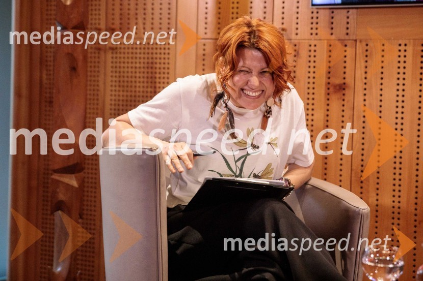  Marjana Grčman, voditeljicaAna Roš Stojan v skednju Škrabčeve domačije