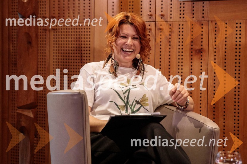  Marjana Grčman, voditeljicaAna Roš Stojan v skednju Škrabčeve domačije