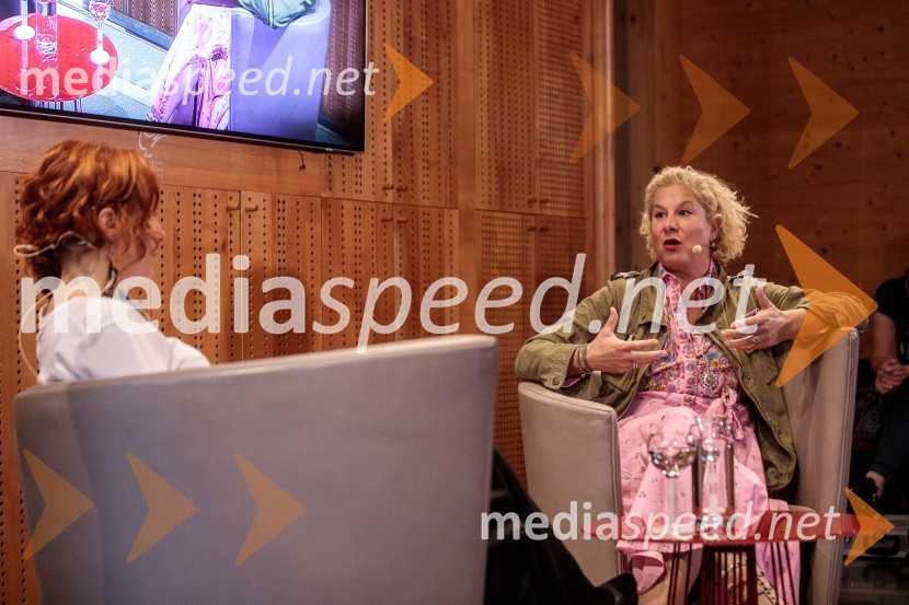  Marjana Grčman, voditeljica;  Ana Roš Stojan, kuharska mojstrica in najboljša chefinja na svetu po izboru akademije The World's 50 Best Restaurants ter direktorica Hiše FrankoAna Roš Stojan v skednju Škrabčeve domačije