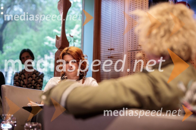  Marjana Grčman, voditeljicaAna Roš Stojan v skednju Škrabčeve domačije