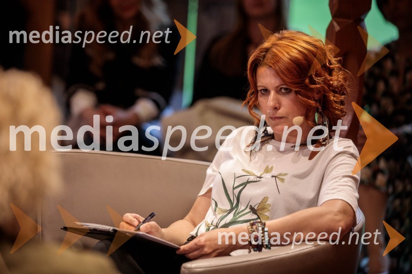  Marjana Grčman, voditeljicaAna Roš Stojan v skednju Škrabčeve domačije