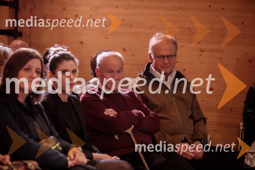  Stanislav  Škrabec, nekdanji direktor, Riko Ribnica;  Janez  Škrabec, direktor Riko d.o.o.Ana Roš Stojan v skednju Škrabčeve domačije