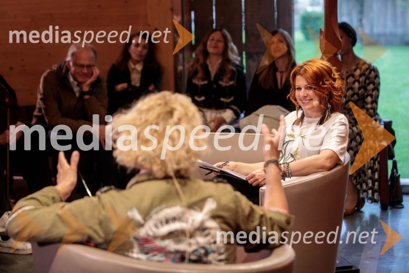  Ana Roš Stojan, kuharska mojstrica in najboljša chefinja na svetu po izboru akademije The World's 50 Best Restaurants ter direktorica Hiše Franko;  Marjana Grčman, voditeljicaAna Roš Stojan v skednju Škrabčeve domačije