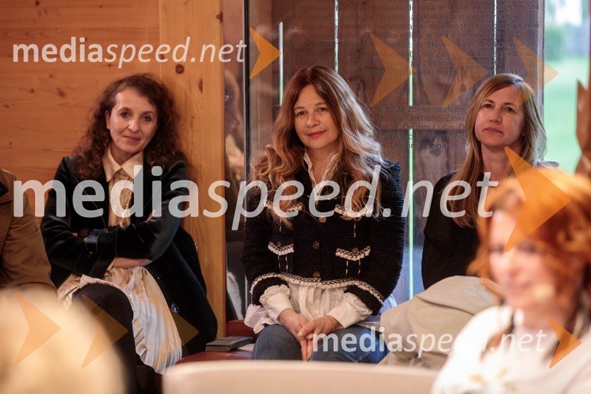  Polona Lovšin, vodja komunikacij, Riko d.o.o.;  ... ;  ... Ana Roš Stojan v skednju Škrabčeve domačije