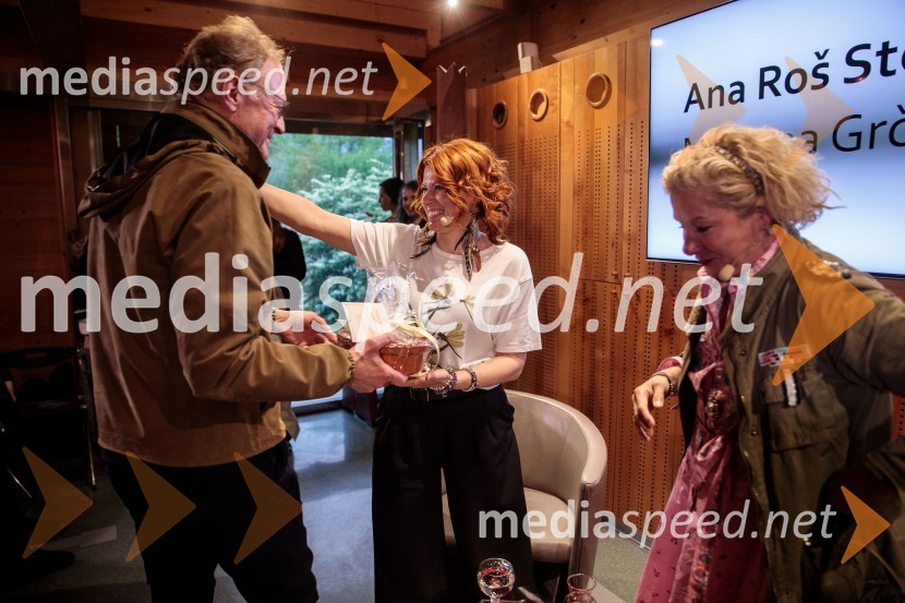  Janez  Škrabec, direktor Riko d.o.o.;  Marjana Grčman, voditeljica;  Ana Roš Stojan, kuharska mojstrica in najboljša chefinja na svetu po izboru akademije The World's 50 Best Restaurants ter direktorica Hiše FrankoAna Roš Stojan v skednju Škrabčeve domačije