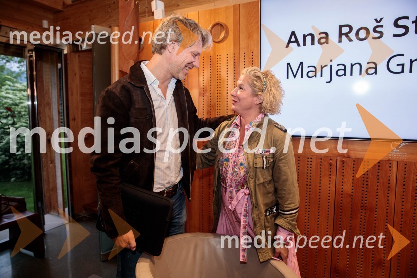  Urban Stojan Roš;  Ana Roš Stojan, kuharska mojstrica in najboljša chefinja na svetu po izboru akademije The World's 50 Best Restaurants ter direktorica Hiše FrankoAna Roš Stojan v skednju Škrabčeve domačije