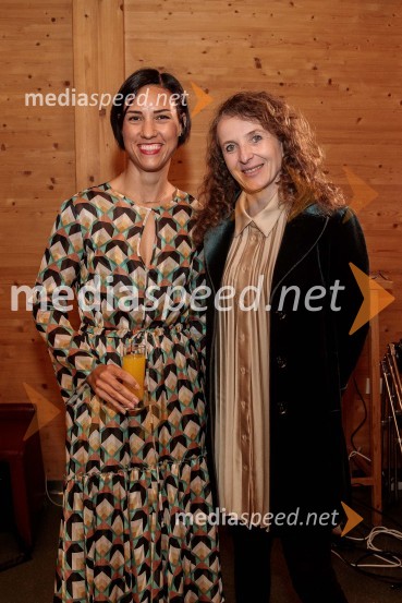  Zala Andrina Razinger, Riko Ribnica, asistentka v PR;  Polona Lovšin, vodja komunikacij, Riko d.o.o.Ana Roš Stojan v skednju Škrabčeve domačije