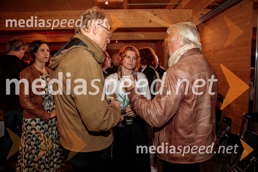  Janez  Škrabec, direktor Riko d.o.o.;  Marjana Grčman, voditeljica;  ... Ana Roš Stojan v skednju Škrabčeve domačije